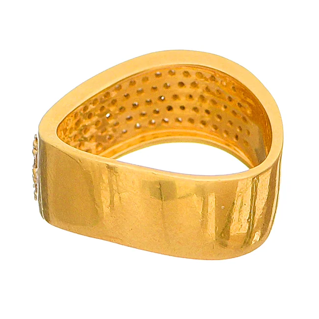 18 KT LADIES DIAMOND FINGER RING 2